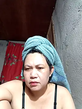 Snapshot of Everleigh_mom chatting on 09-22-25, 03:19 Everleigh mom online show from 09-22-25, 03:19