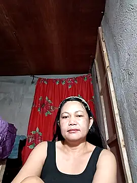 Snapshot of Everleigh_mom chatting on 09-27-25, 07:52 Everleigh mom online show from 09-27-25, 07:52