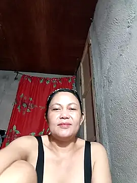 Snapshot of Everleigh_mom chatting on 09-30-25, 10:42 Everleigh mom online show from 09-30-25, 10:42