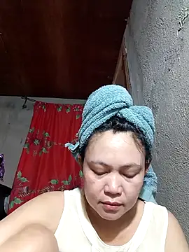 Snapshot of Everleigh_mom chatting on 10-03-25, 02:30 Everleigh mom online show from 10-03-25, 02:30