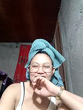 Snapshot of Everleigh_mom chatting on 10-07-25, 02:09 Everleigh mom online show from 10-07-25, 02:09