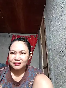 Snapshot of Everleigh_mom chatting on 10-08-25, 01:31 Everleigh mom online show from 10-08-25, 01:31