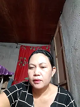 Snapshot of Everleigh_mom chatting on 10-10-25, 10:47 Everleigh mom online show from 10-10-25, 10:47