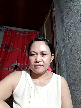 Snapshot of Everleigh_mom chatting on 10-11-25, 04:12 Everleigh mom online show from 10-11-25, 04:12