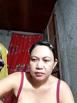 Snapshot of Everleigh_mom chatting on 10-12-25, 10:47 Everleigh mom online show from 10-12-25, 10:47