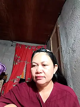 Snapshot of Everleigh_mom chatting on 10-13-25, 08:09 Everleigh mom online show from 10-13-25, 08:09