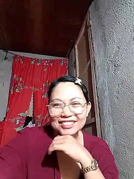 Snapshot of Everleigh_mom chatting on 10-14-25, 08:15 Everleigh mom online show from 10-14-25, 08:15