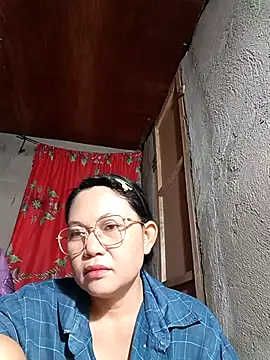 Snapshot of Everleigh_mom chatting on 10-15-25, 10:15 Everleigh mom online show from 10-15-25, 10:15