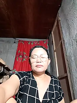 Snapshot of Everleigh_mom chatting on 10-18-25, 10:16 Everleigh mom online show from 10-18-25, 10:16