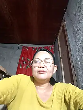 Snapshot of Everleigh_mom chatting on 10-19-25, 12:17 Everleigh mom online show from 10-19-25, 12:17