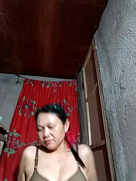 Snapshot of Everleigh_mom chatting on 10-21-25, 07:42 Everleigh mom online show from 10-21-25, 07:42