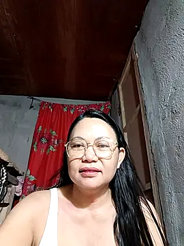 Snapshot of Everleigh_mom chatting on 10-21-25, 07:58 Everleigh mom online show from 10-21-25, 07:58