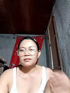 Snapshot of Everleigh_mom chatting on 10-22-25, 08:03 Everleigh mom online show from 10-22-25, 08:03