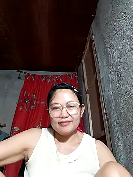 Snapshot of Everleigh_mom chatting on 10-23-25, 08:13 Everleigh mom online show from 10-23-25, 08:13