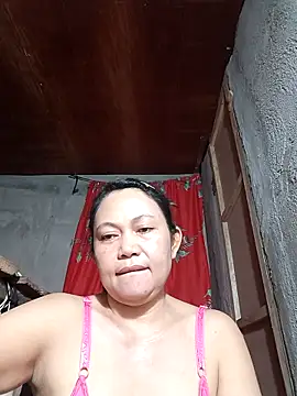 Snapshot of Everleigh_mom chatting on 10-24-25, 10:33 Everleigh mom online show from 10-24-25, 10:33