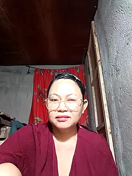 Snapshot of Everleigh_mom chatting on 10-25-25, 08:14 Everleigh mom online show from 10-25-25, 08:14