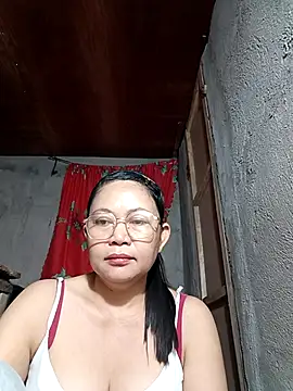 Snapshot of Everleigh_mom chatting on 10-28-25, 07:38 Everleigh mom online show from 10-28-25, 07:38