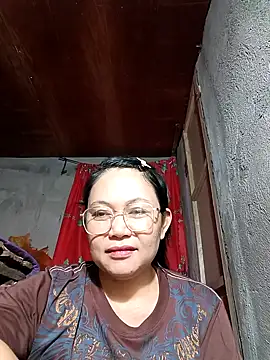 Snapshot of Everleigh_mom chatting on 10-29-25, 11:12 Everleigh mom online show from 10-29-25, 11:12