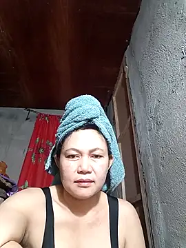 Snapshot of Everleigh_mom chatting on 10-30-25, 01:51 Everleigh mom online show from 10-30-25, 01:51