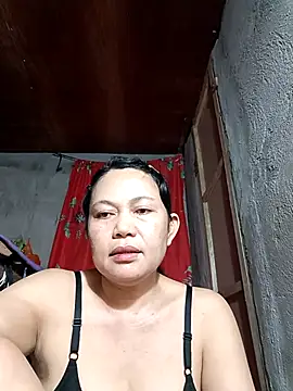 Snapshot of Everleigh_mom chatting on 10-31-25, 07:53 Everleigh mom online show from 10-31-25, 07:53