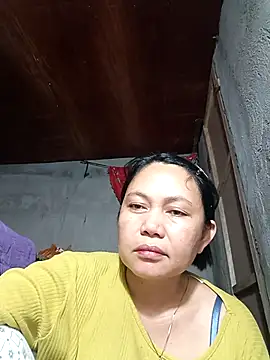 Snapshot of Everleigh_mom chatting on 11-03-25, 03:08 Everleigh mom online show from 11-03-25, 03:08