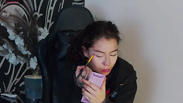 Snapshot of RavennMoonn chatting on 10-11-25, 09:13 RavennMoonn online show from 10-11-25, 09:13