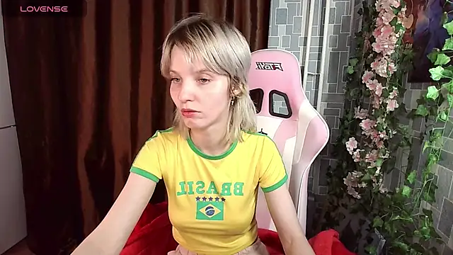 Snapshot of Madelaineses chatting on 04-24-26, 03:58 Madelaineses online show from 04-24-26, 03:58