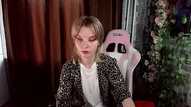 Snapshot of Madelaineses chatting on 05-24-26, 02:27 Madelaineses online show from 05-24-26, 02:27