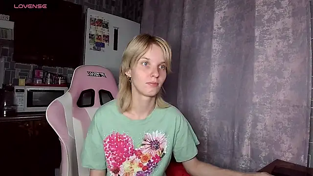 Snapshot of Madelaineses chatting on 06-25-26, 03:05 Madelaineses online show from 06-25-26, 03:05