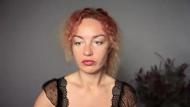 Snapshot of Reddgiirl chatting on 10-17-25, 04:20 Reddgiirl online show from 10-17-25, 04:20