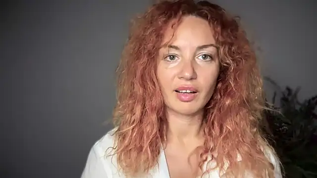 Snapshot of Reddgiirl chatting on 10-18-25, 05:21 Reddgiirl online show from 10-18-25, 05:21