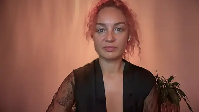 Snapshot of Reddgiirl chatting on 10-25-25, 05:26 Reddgiirl online show from 10-25-25, 05:26