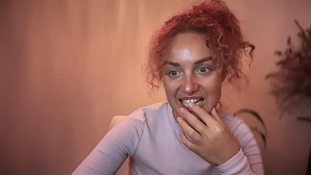 Snapshot of Reddgiirl chatting on 10-28-25, 08:22 Reddgiirl online show from 10-28-25, 08:22