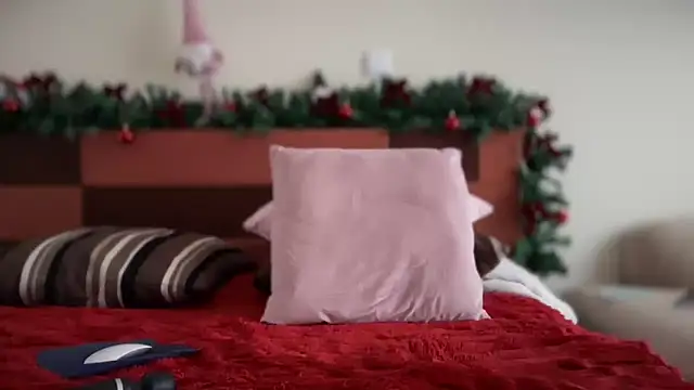 Snapshot of Reddgiirl chatting on 12-15-25, 09:13 Reddgiirl online show from 12-15-25, 09:13