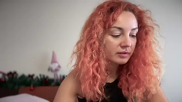 Snapshot of Reddgiirl chatting on 12-19-25, 09:38 Reddgiirl online show from 12-19-25, 09:38