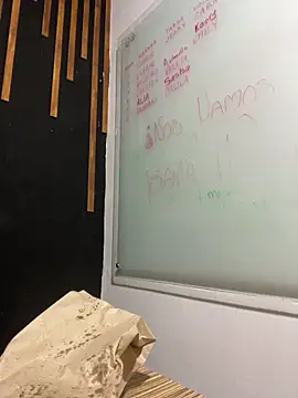 Snapshot of AliaMiller_ chatting on 12-19-25, 01:18 AliaMiller online show from 12-19-25, 01:18