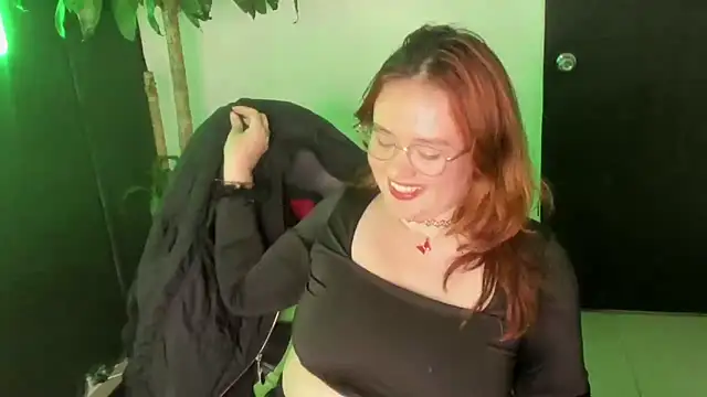 Snapshot of AliaMiller_ chatting on 02-11-26, 01:10 AliaMiller online show from 02-11-26, 01:10