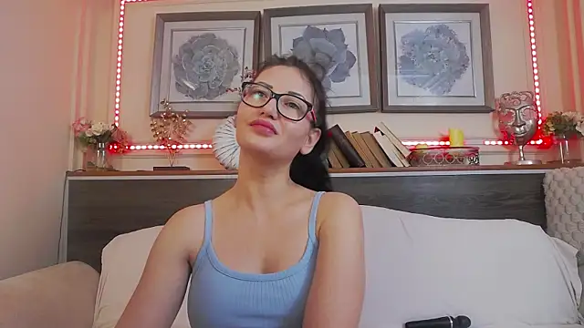 Snapshot of HellenDesire chatting on 02-08-25, 04:03 HellenDesire online show from 02-08-25, 04:03