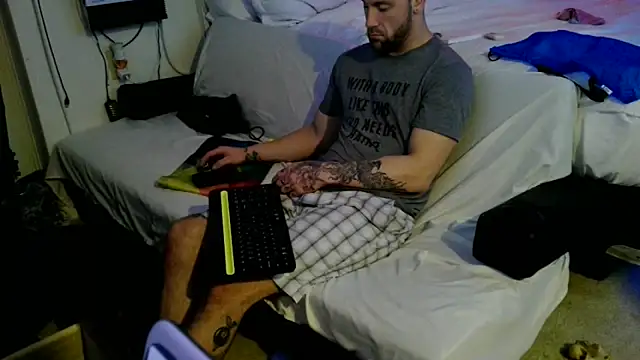 Luv2SuckBWC92 online show from 10-19-25, 03:40