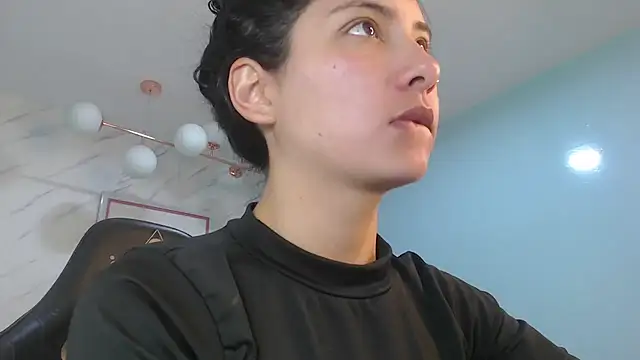 victoria hernandez t  online show from 06-18-26, 01:04