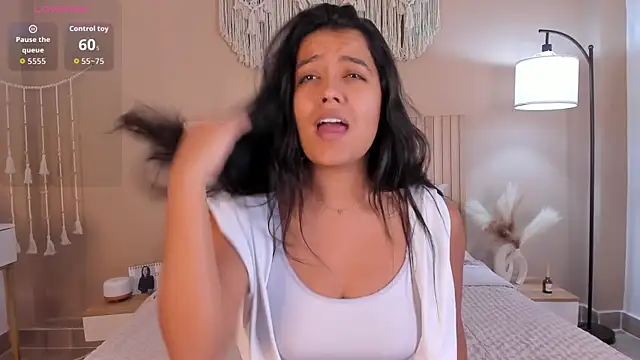 Camila Bustamante online show from 05-04-26, 04:58
