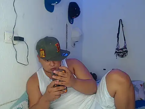 Snapshot of New_Guys chatting on 10-18-25, 02:58 New Guys online show from 10-18-25, 02:58