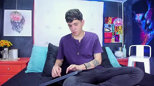 Matteo12  online show from 10-21-25, 04:02