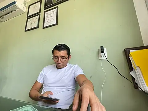 AlejXndroKD online show from 10-18-25, 05:14