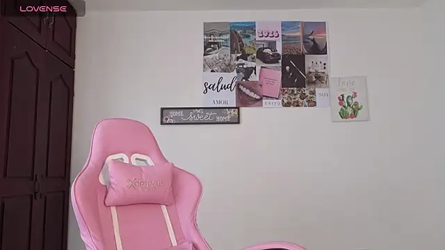 Snapshot of Veronika__Winslow_ chatting on 02-24-26, 05:00 Veronika Winslow online show from 02-24-26, 05:00