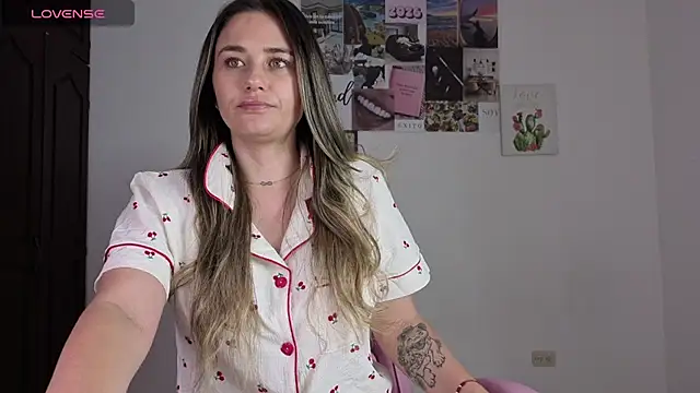 Snapshot of Veronika__Winslow_ chatting on 02-25-26, 09:19 Veronika Winslow online show from 02-25-26, 09:19