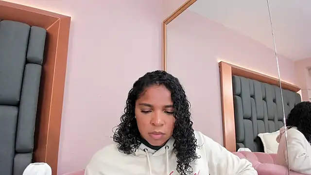 LisaMendez online show from 11-15-25, 03:37