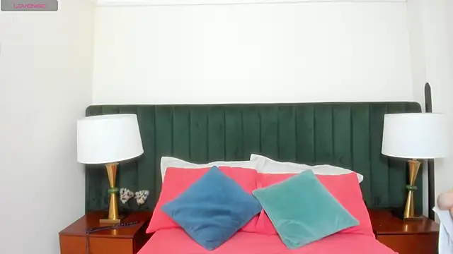 kiraGeiner online show from 10-28-25, 09:35