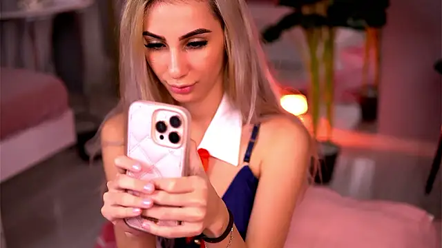 AwaLynch online show from 03-18-26, 05:32