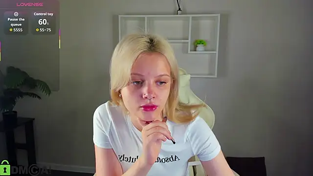 Snapshot of Allice_Cox chatting on 09-19-25, 12:12 Allice Cox online show from 09-19-25, 12:12